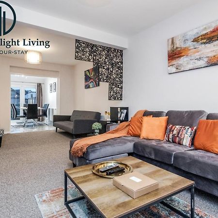 Dwellers Delight Living Ltd Serviced Accommodation Fabulous House 3 Bedroom, Hainault Prime Location ,Greater London With Parking & Wifi, 2 Bathroom, Garden Chigwell Kültér fotó