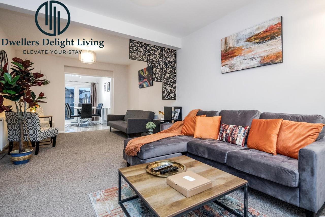 Dwellers Delight Living Ltd Serviced Accommodation Fabulous House 3 Bedroom, Hainault Prime Location ,Greater London With Parking & Wifi, 2 Bathroom, Garden Chigwell Kültér fotó