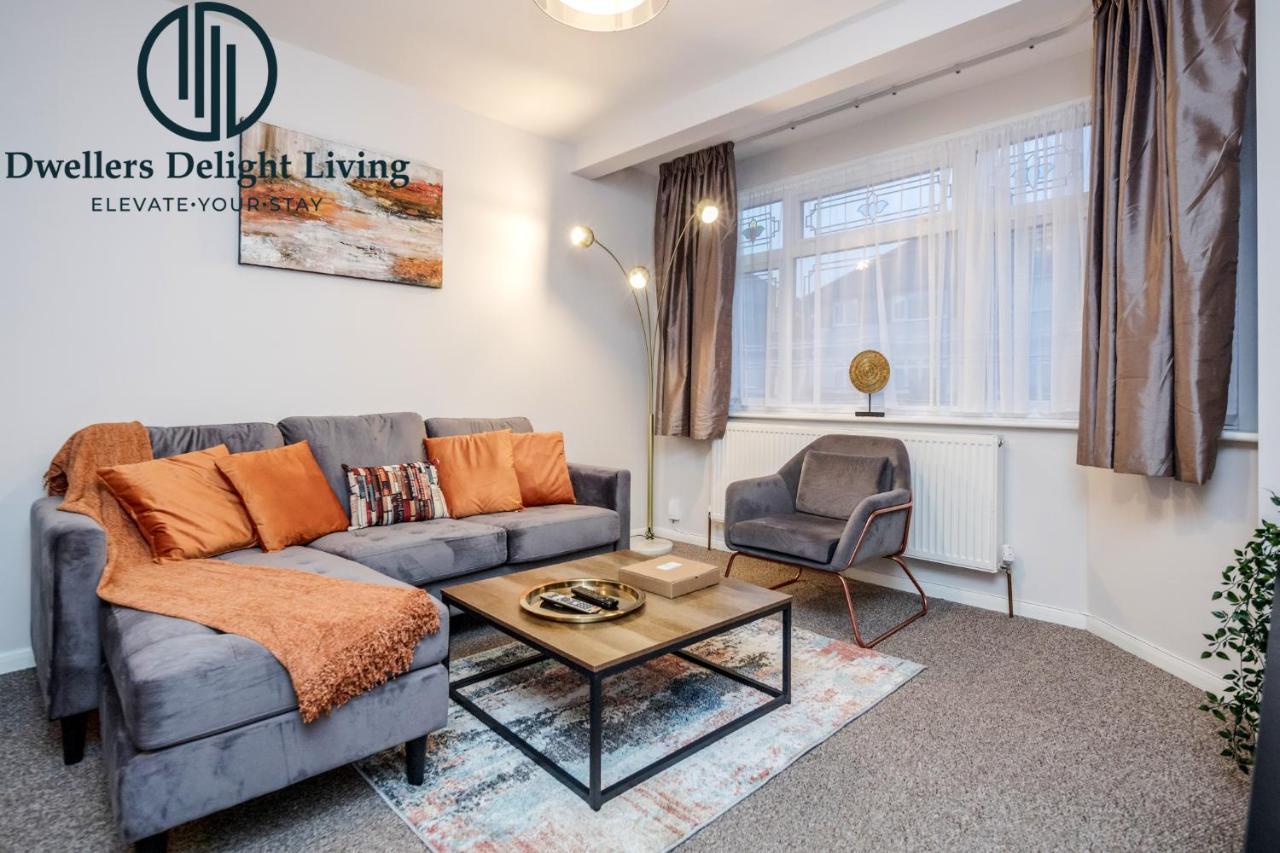 Dwellers Delight Living Ltd Serviced Accommodation Fabulous House 3 Bedroom, Hainault Prime Location ,Greater London With Parking & Wifi, 2 Bathroom, Garden Chigwell Kültér fotó