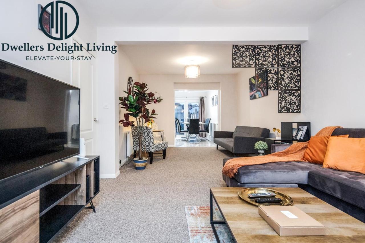 Dwellers Delight Living Ltd Serviced Accommodation Fabulous House 3 Bedroom, Hainault Prime Location ,Greater London With Parking & Wifi, 2 Bathroom, Garden Chigwell Kültér fotó