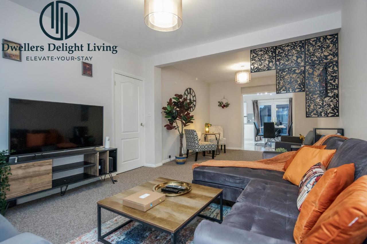 Dwellers Delight Living Ltd Serviced Accommodation Fabulous House 3 Bedroom, Hainault Prime Location ,Greater London With Parking & Wifi, 2 Bathroom, Garden Chigwell Kültér fotó