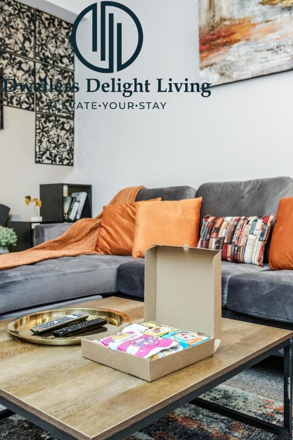 Dwellers Delight Living Ltd Serviced Accommodation Fabulous House 3 Bedroom, Hainault Prime Location ,Greater London With Parking & Wifi, 2 Bathroom, Garden Chigwell Kültér fotó