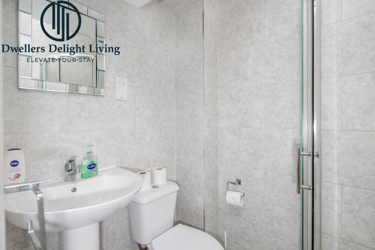 Dwellers Delight Living Ltd Serviced Accommodation Fabulous House 3 Bedroom, Hainault Prime Location ,Greater London With Parking & Wifi, 2 Bathroom, Garden Chigwell Kültér fotó