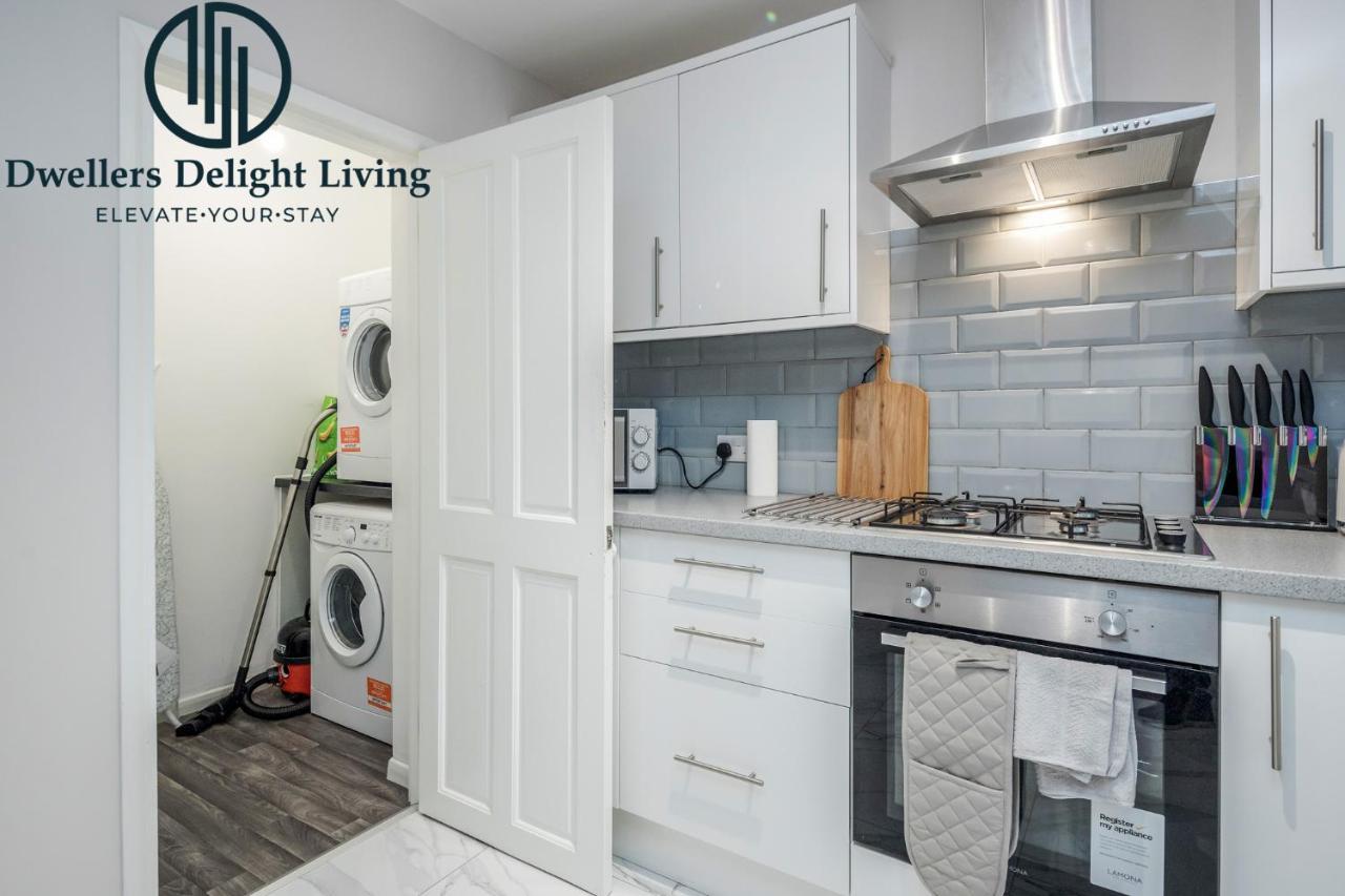 Dwellers Delight Living Ltd Serviced Accommodation Fabulous House 3 Bedroom, Hainault Prime Location ,Greater London With Parking & Wifi, 2 Bathroom, Garden Chigwell Kültér fotó