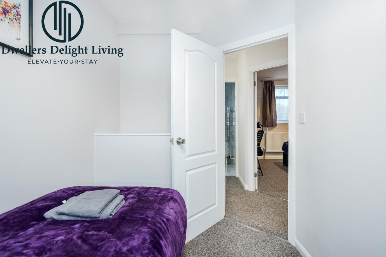 Dwellers Delight Living Ltd Serviced Accommodation Fabulous House 3 Bedroom, Hainault Prime Location ,Greater London With Parking & Wifi, 2 Bathroom, Garden Chigwell Kültér fotó