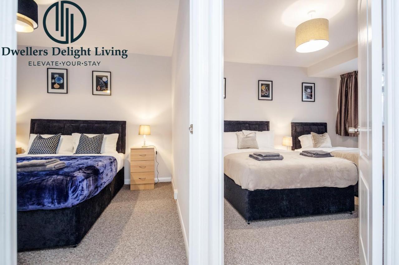 Dwellers Delight Living Ltd Serviced Accommodation Fabulous House 3 Bedroom, Hainault Prime Location ,Greater London With Parking & Wifi, 2 Bathroom, Garden Chigwell Kültér fotó