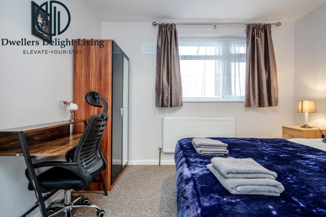 Dwellers Delight Living Ltd Serviced Accommodation Fabulous House 3 Bedroom, Hainault Prime Location ,Greater London With Parking & Wifi, 2 Bathroom, Garden Chigwell Kültér fotó