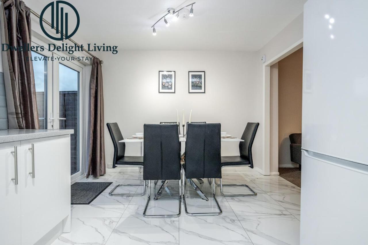 Dwellers Delight Living Ltd Serviced Accommodation Fabulous House 3 Bedroom, Hainault Prime Location ,Greater London With Parking & Wifi, 2 Bathroom, Garden Chigwell Kültér fotó