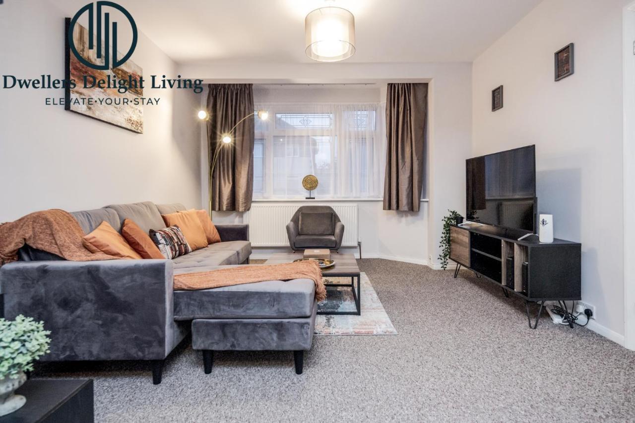 Dwellers Delight Living Ltd Serviced Accommodation Fabulous House 3 Bedroom, Hainault Prime Location ,Greater London With Parking & Wifi, 2 Bathroom, Garden Chigwell Kültér fotó