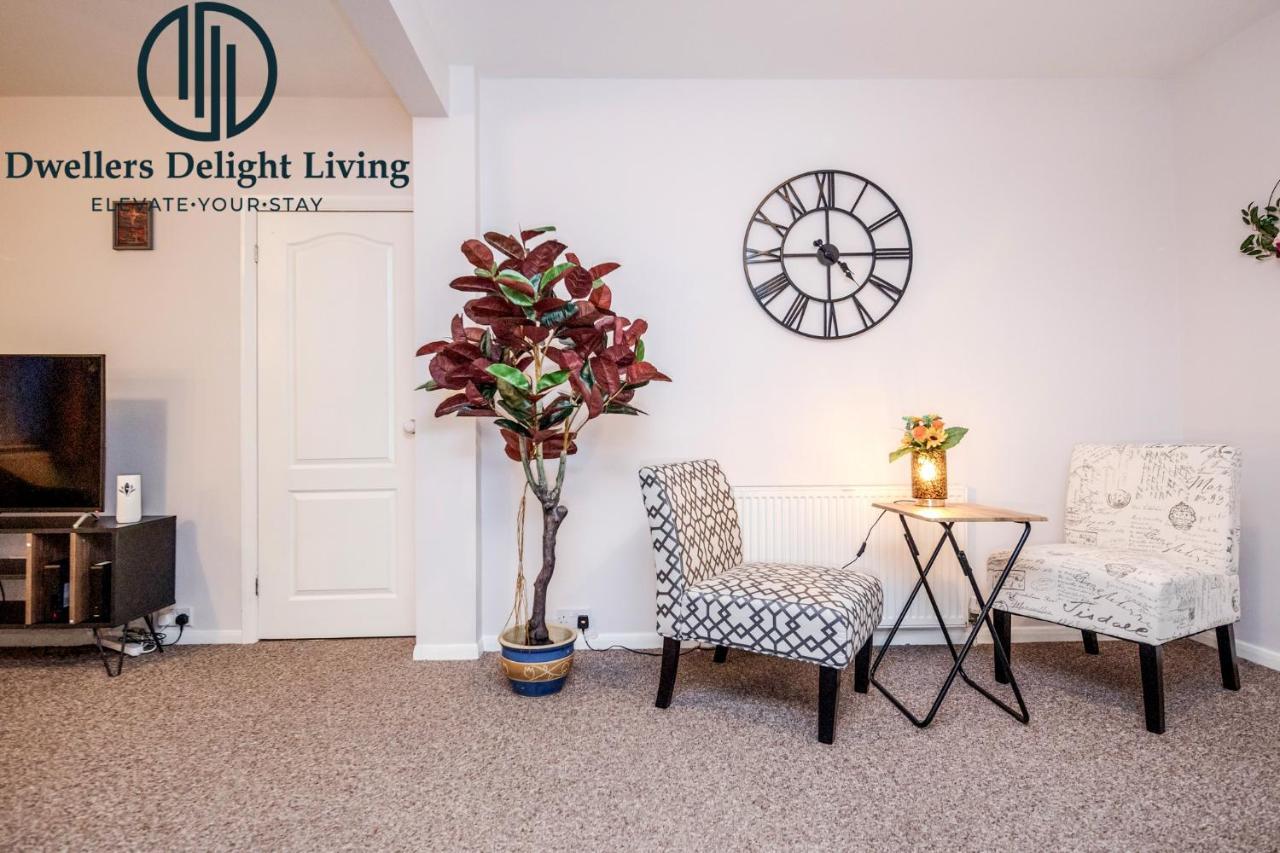 Dwellers Delight Living Ltd Serviced Accommodation Fabulous House 3 Bedroom, Hainault Prime Location ,Greater London With Parking & Wifi, 2 Bathroom, Garden Chigwell Kültér fotó