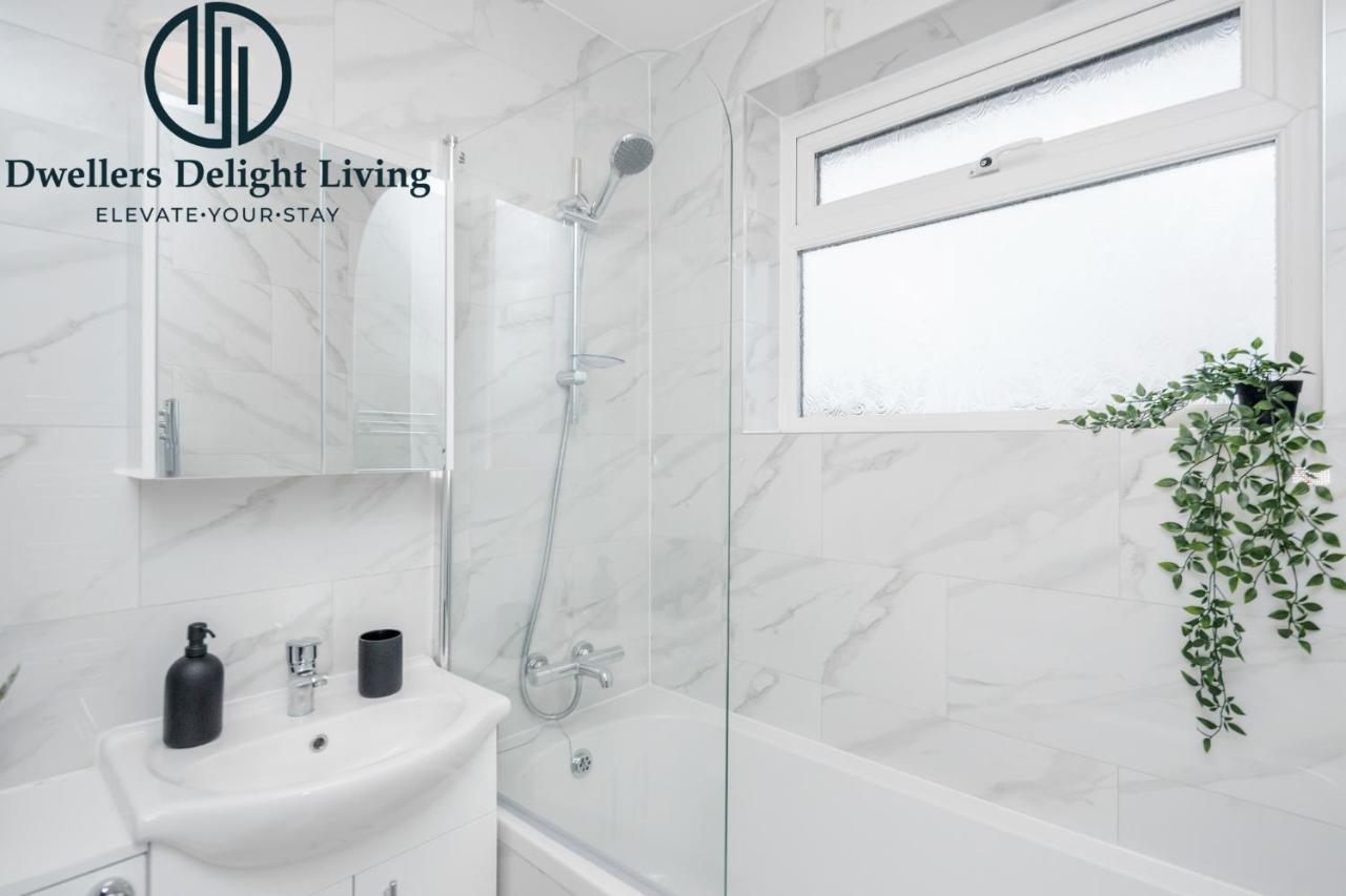 Dwellers Delight Living Ltd Serviced Accommodation Fabulous House 3 Bedroom, Hainault Prime Location ,Greater London With Parking & Wifi, 2 Bathroom, Garden Chigwell Kültér fotó