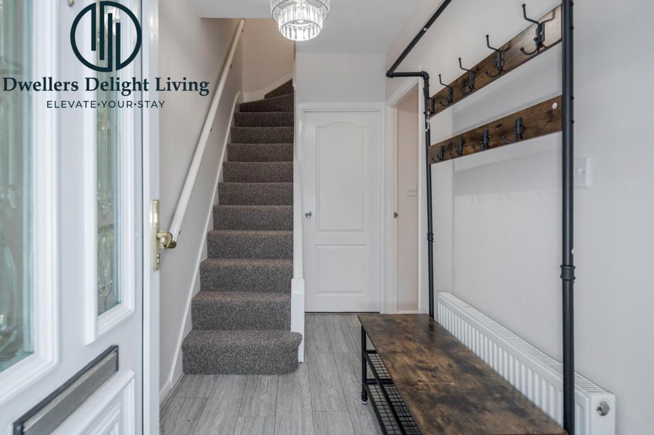 Dwellers Delight Living Ltd Serviced Accommodation Fabulous House 3 Bedroom, Hainault Prime Location ,Greater London With Parking & Wifi, 2 Bathroom, Garden Chigwell Kültér fotó