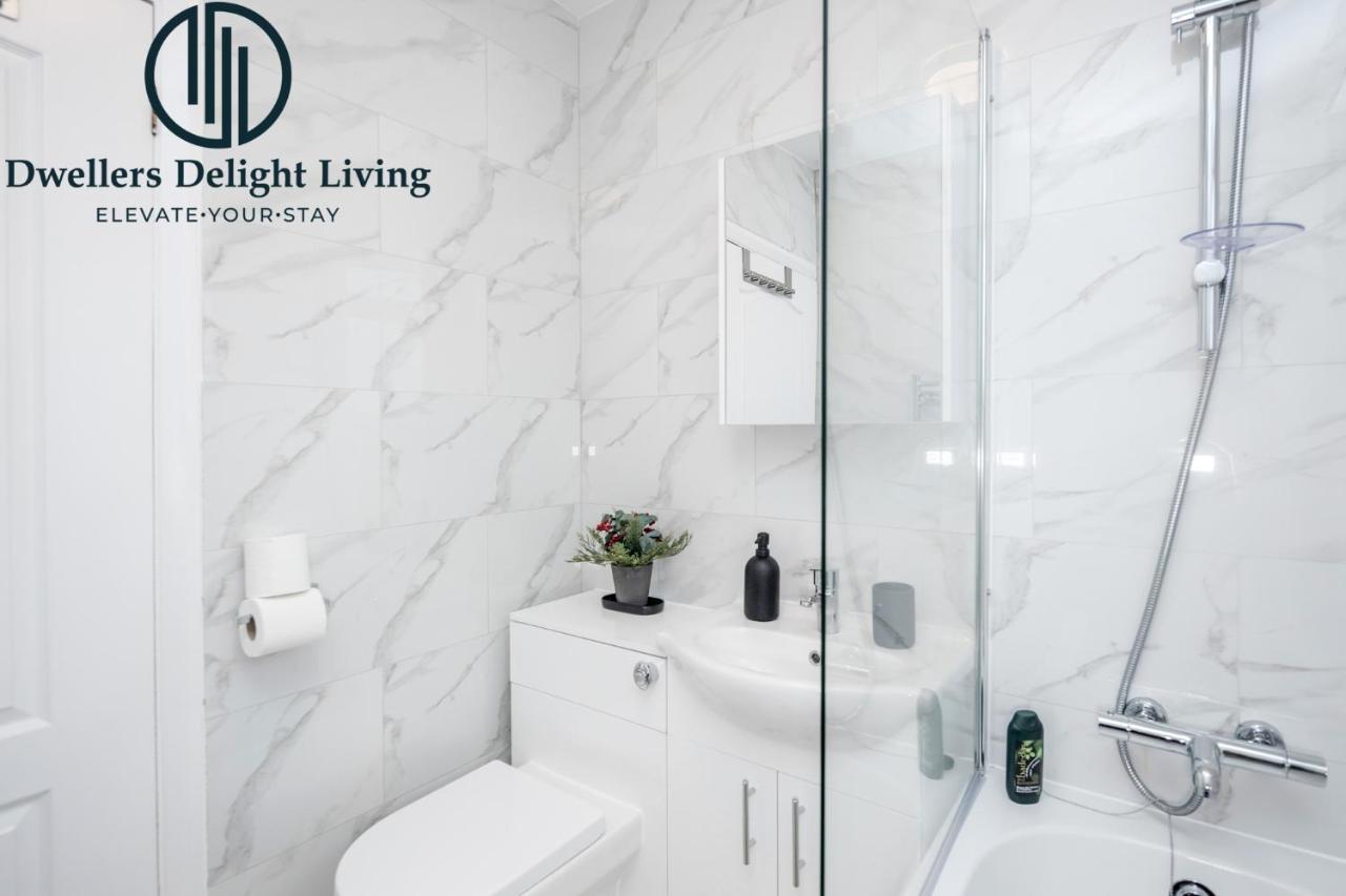 Dwellers Delight Living Ltd Serviced Accommodation Fabulous House 3 Bedroom, Hainault Prime Location ,Greater London With Parking & Wifi, 2 Bathroom, Garden Chigwell Kültér fotó