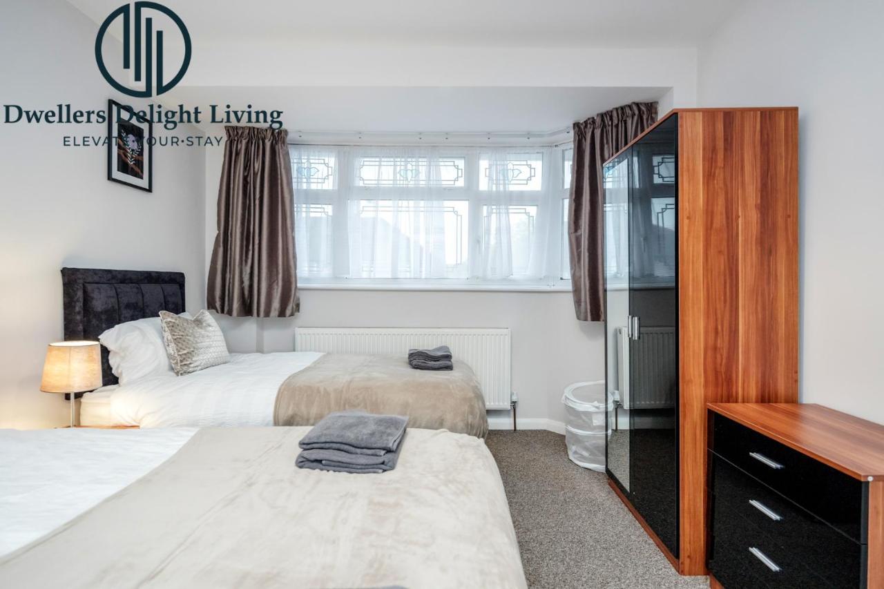 Dwellers Delight Living Ltd Serviced Accommodation Fabulous House 3 Bedroom, Hainault Prime Location ,Greater London With Parking & Wifi, 2 Bathroom, Garden Chigwell Kültér fotó