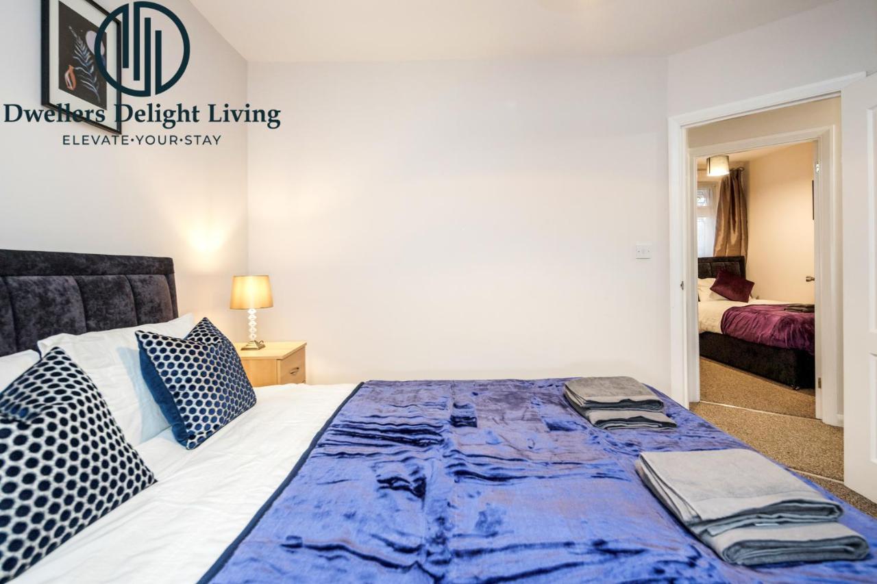 Dwellers Delight Living Ltd Serviced Accommodation Fabulous House 3 Bedroom, Hainault Prime Location ,Greater London With Parking & Wifi, 2 Bathroom, Garden Chigwell Kültér fotó