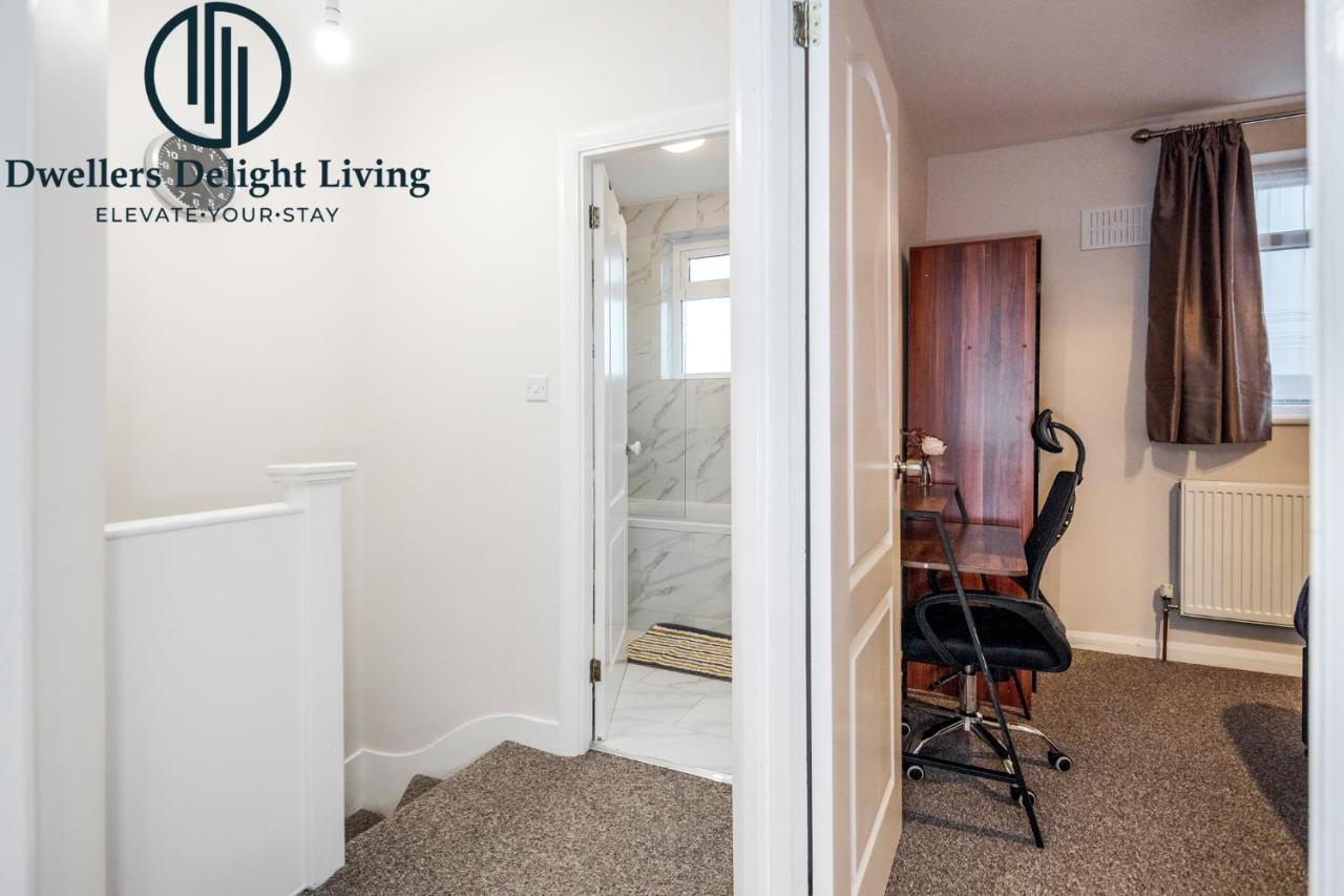 Dwellers Delight Living Ltd Serviced Accommodation Fabulous House 3 Bedroom, Hainault Prime Location ,Greater London With Parking & Wifi, 2 Bathroom, Garden Chigwell Kültér fotó