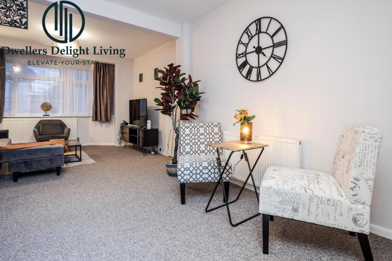 Dwellers Delight Living Ltd Serviced Accommodation Fabulous House 3 Bedroom, Hainault Prime Location ,Greater London With Parking & Wifi, 2 Bathroom, Garden Chigwell Kültér fotó