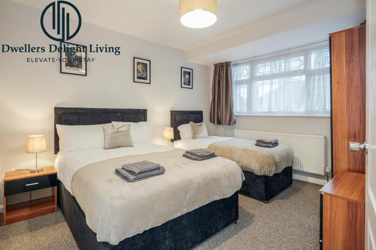 Dwellers Delight Living Ltd Serviced Accommodation Fabulous House 3 Bedroom, Hainault Prime Location ,Greater London With Parking & Wifi, 2 Bathroom, Garden Chigwell Kültér fotó