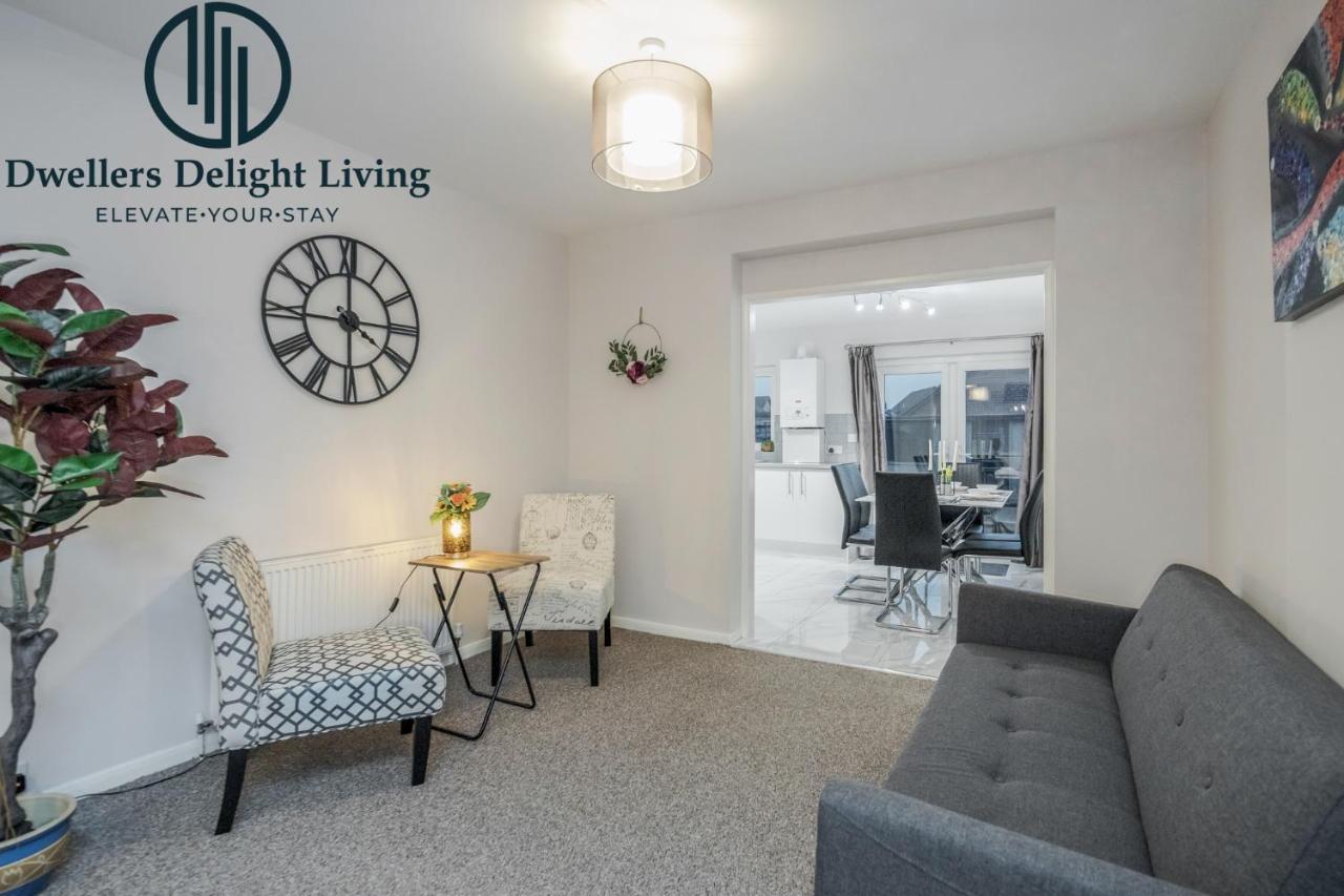 Dwellers Delight Living Ltd Serviced Accommodation Fabulous House 3 Bedroom, Hainault Prime Location ,Greater London With Parking & Wifi, 2 Bathroom, Garden Chigwell Kültér fotó