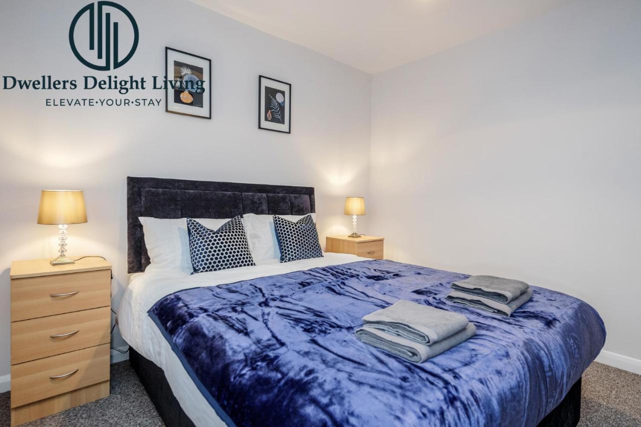 Dwellers Delight Living Ltd Serviced Accommodation Fabulous House 3 Bedroom, Hainault Prime Location ,Greater London With Parking & Wifi, 2 Bathroom, Garden Chigwell Kültér fotó