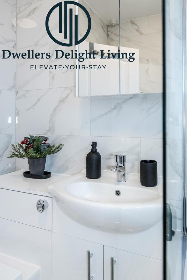 Dwellers Delight Living Ltd Serviced Accommodation Fabulous House 3 Bedroom, Hainault Prime Location ,Greater London With Parking & Wifi, 2 Bathroom, Garden Chigwell Kültér fotó