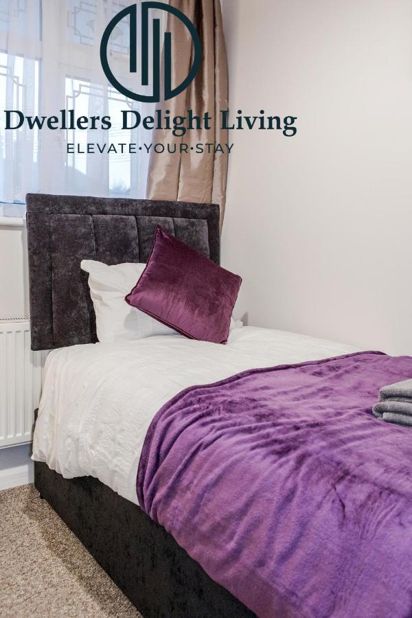 Dwellers Delight Living Ltd Serviced Accommodation Fabulous House 3 Bedroom, Hainault Prime Location ,Greater London With Parking & Wifi, 2 Bathroom, Garden Chigwell Kültér fotó