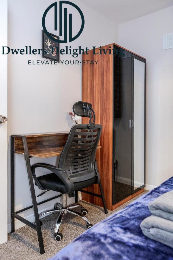 Dwellers Delight Living Ltd Serviced Accommodation Fabulous House 3 Bedroom, Hainault Prime Location ,Greater London With Parking & Wifi, 2 Bathroom, Garden Chigwell Kültér fotó