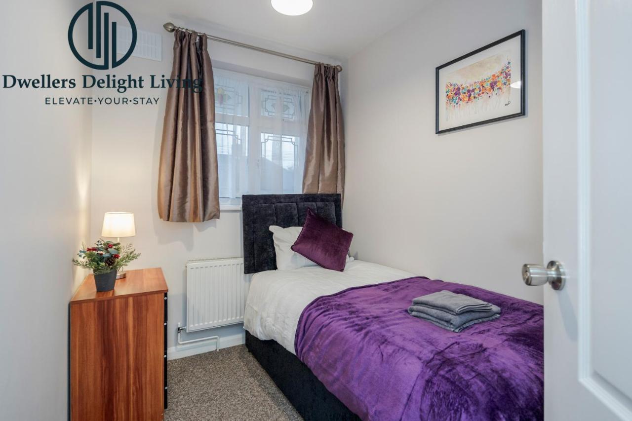 Dwellers Delight Living Ltd Serviced Accommodation Fabulous House 3 Bedroom, Hainault Prime Location ,Greater London With Parking & Wifi, 2 Bathroom, Garden Chigwell Kültér fotó