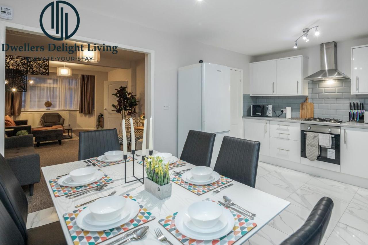 Dwellers Delight Living Ltd Serviced Accommodation Fabulous House 3 Bedroom, Hainault Prime Location ,Greater London With Parking & Wifi, 2 Bathroom, Garden Chigwell Kültér fotó