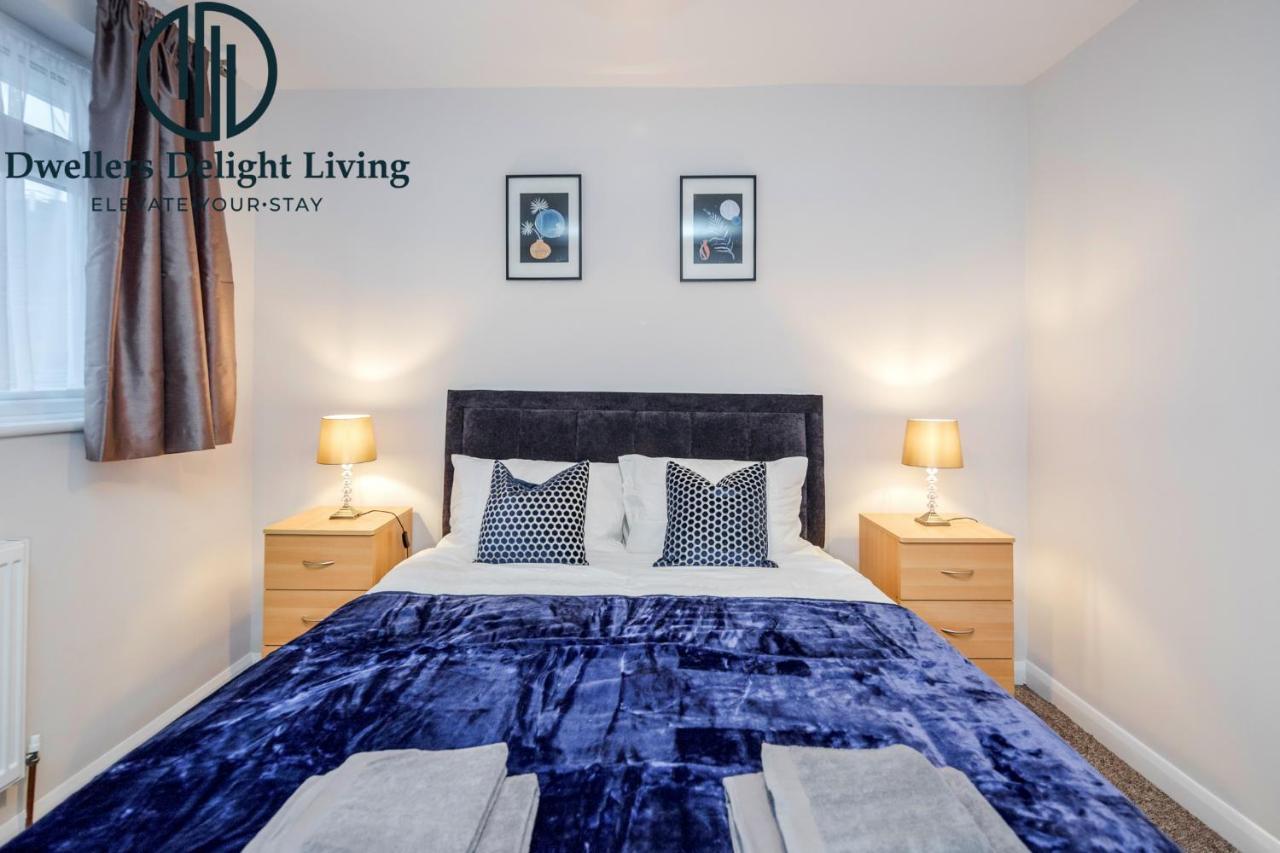 Dwellers Delight Living Ltd Serviced Accommodation Fabulous House 3 Bedroom, Hainault Prime Location ,Greater London With Parking & Wifi, 2 Bathroom, Garden Chigwell Kültér fotó