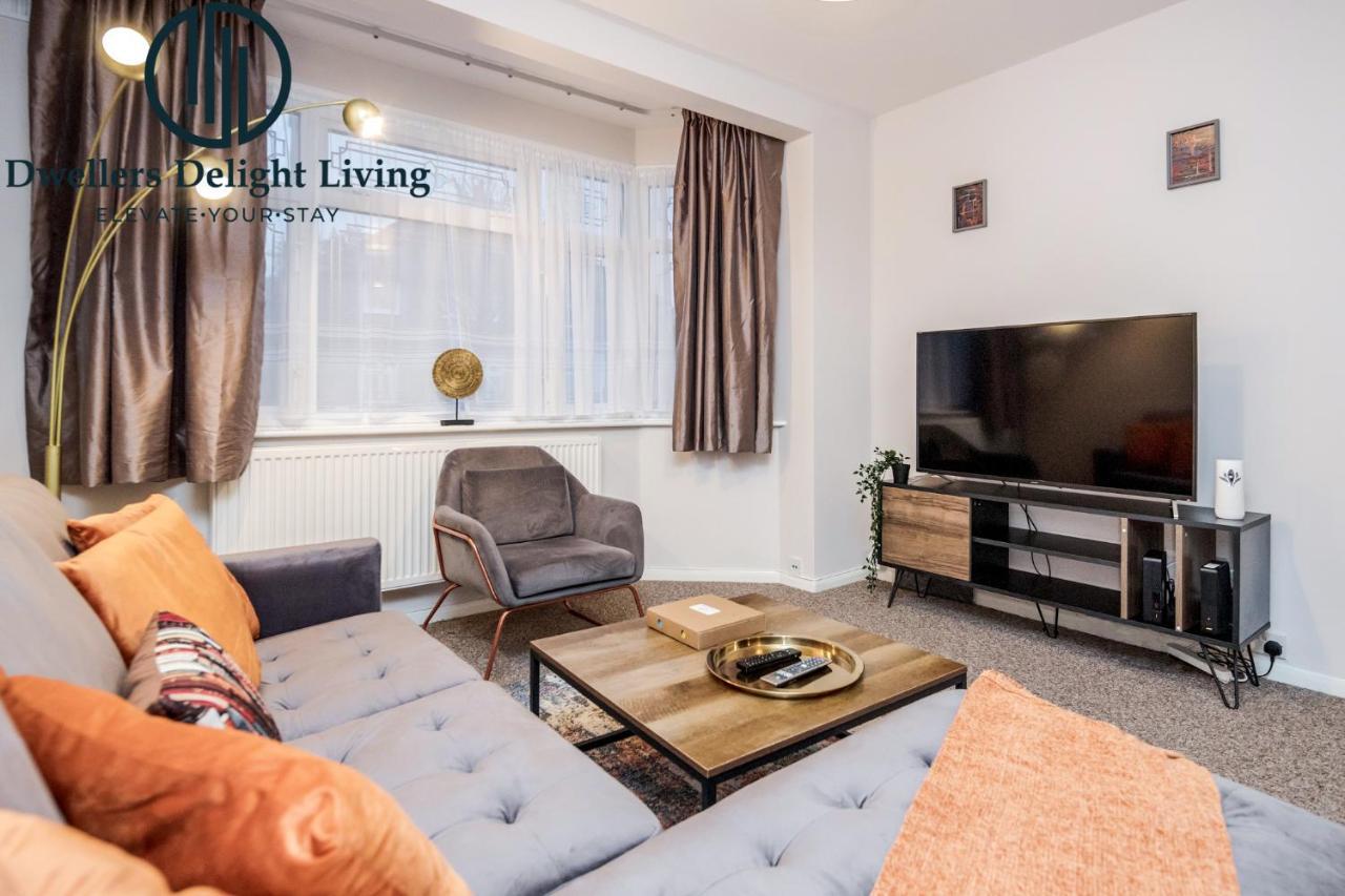Dwellers Delight Living Ltd Serviced Accommodation Fabulous House 3 Bedroom, Hainault Prime Location ,Greater London With Parking & Wifi, 2 Bathroom, Garden Chigwell Kültér fotó