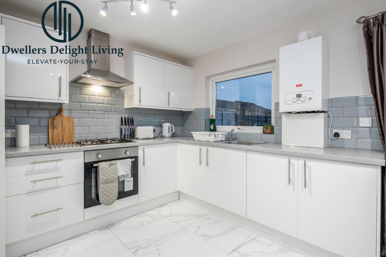 Dwellers Delight Living Ltd Serviced Accommodation Fabulous House 3 Bedroom, Hainault Prime Location ,Greater London With Parking & Wifi, 2 Bathroom, Garden Chigwell Kültér fotó