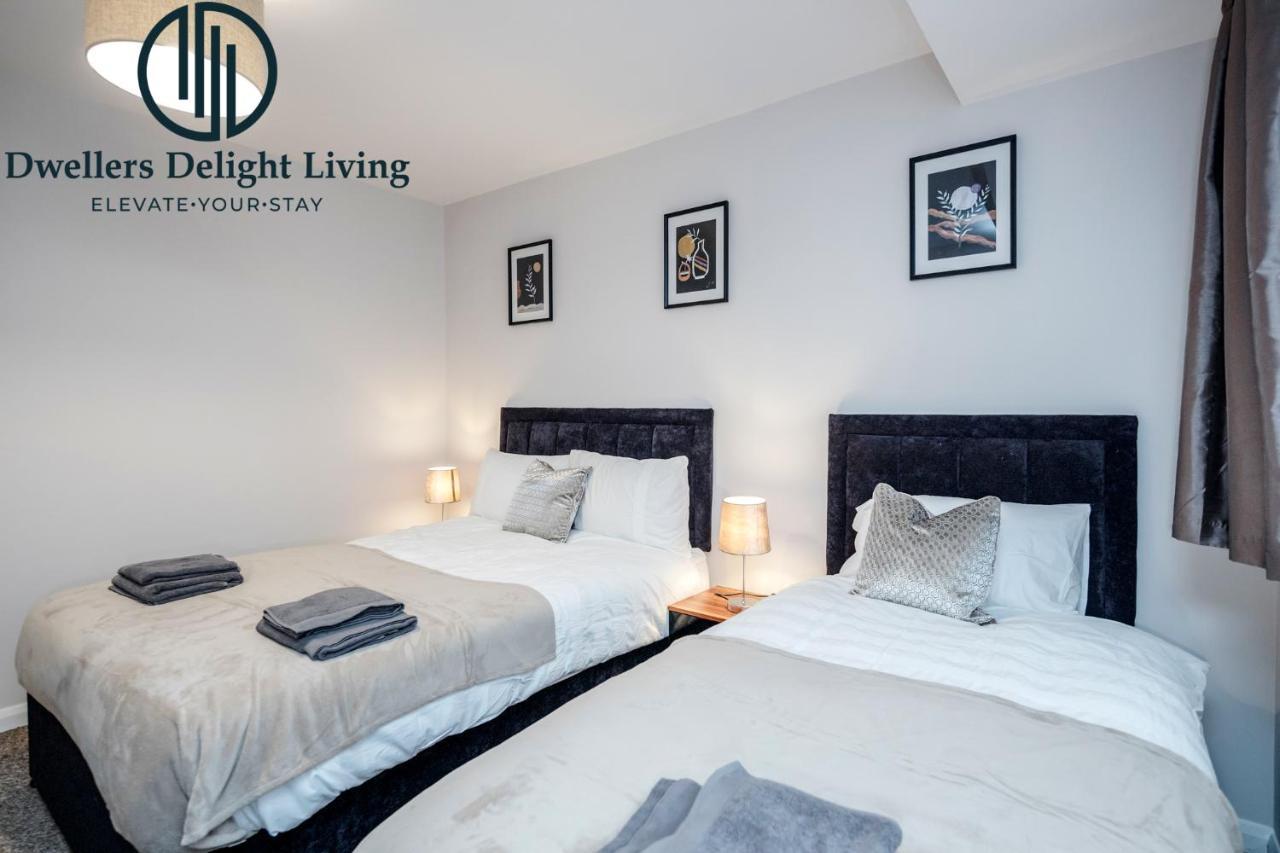 Dwellers Delight Living Ltd Serviced Accommodation Fabulous House 3 Bedroom, Hainault Prime Location ,Greater London With Parking & Wifi, 2 Bathroom, Garden Chigwell Kültér fotó