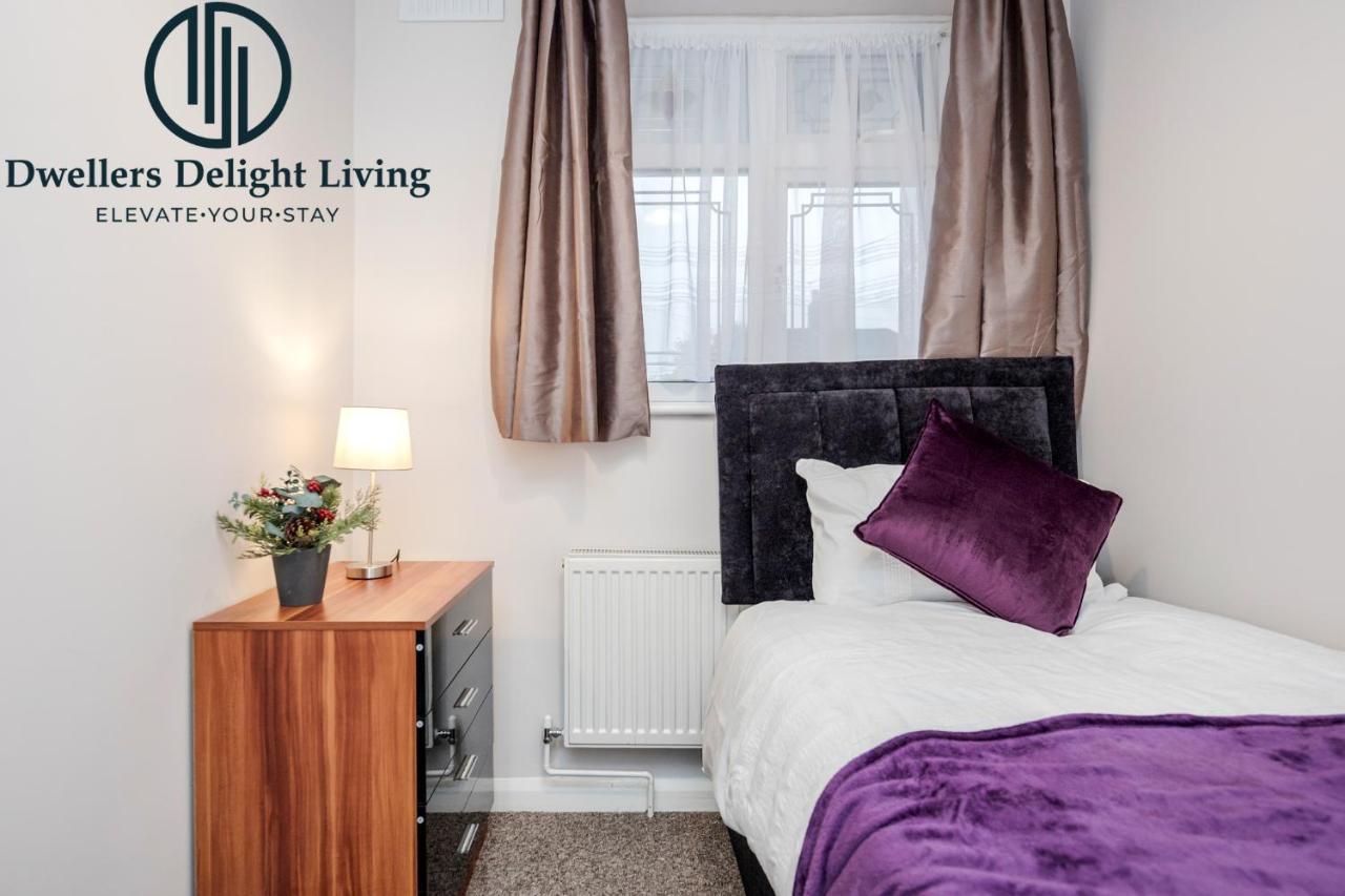 Dwellers Delight Living Ltd Serviced Accommodation Fabulous House 3 Bedroom, Hainault Prime Location ,Greater London With Parking & Wifi, 2 Bathroom, Garden Chigwell Kültér fotó