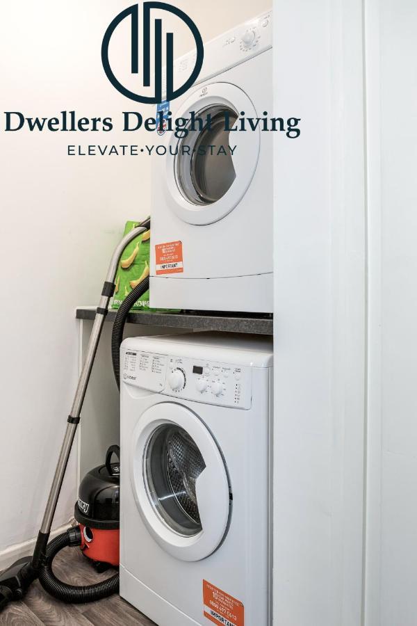 Dwellers Delight Living Ltd Serviced Accommodation Fabulous House 3 Bedroom, Hainault Prime Location ,Greater London With Parking & Wifi, 2 Bathroom, Garden Chigwell Kültér fotó