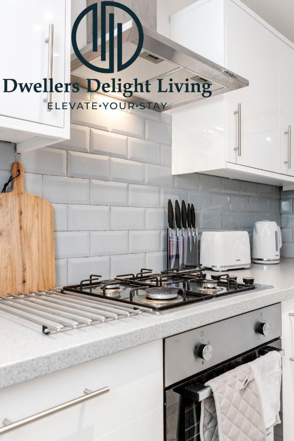 Dwellers Delight Living Ltd Serviced Accommodation Fabulous House 3 Bedroom, Hainault Prime Location ,Greater London With Parking & Wifi, 2 Bathroom, Garden Chigwell Kültér fotó