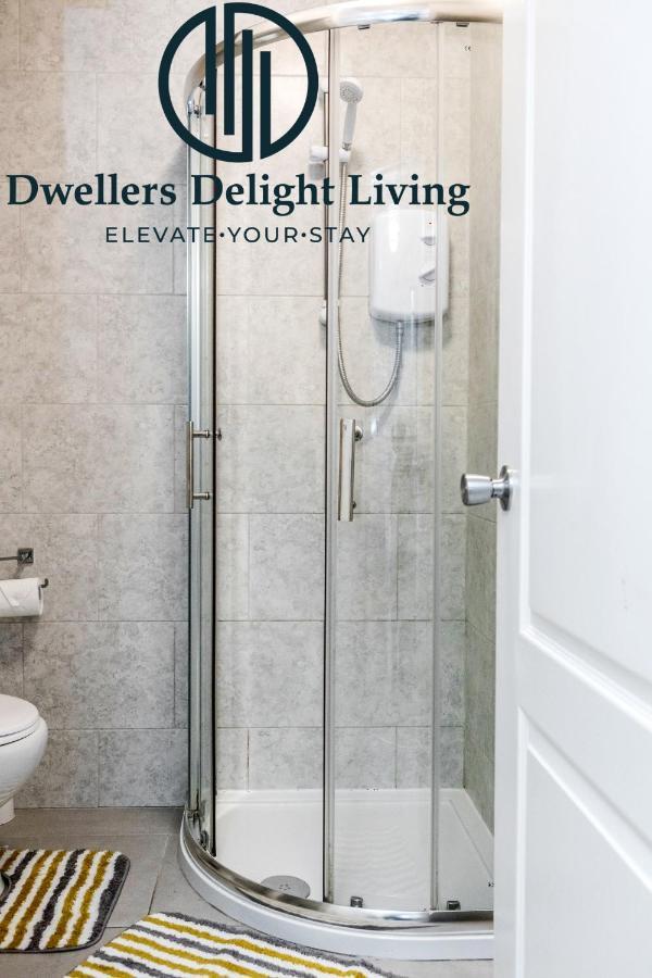 Dwellers Delight Living Ltd Serviced Accommodation Fabulous House 3 Bedroom, Hainault Prime Location ,Greater London With Parking & Wifi, 2 Bathroom, Garden Chigwell Kültér fotó