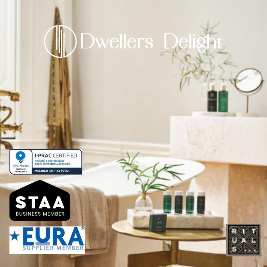 Dwellers Delight Living Ltd Serviced Accommodation Fabulous House 3 Bedroom, Hainault Prime Location ,Greater London With Parking & Wifi, 2 Bathroom, Garden Chigwell Kültér fotó